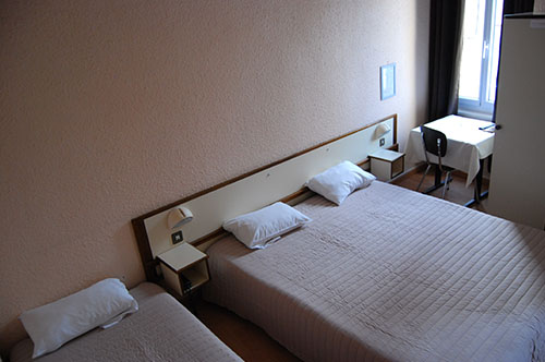 Grand lit à l'hotel Jalade situé à Millau